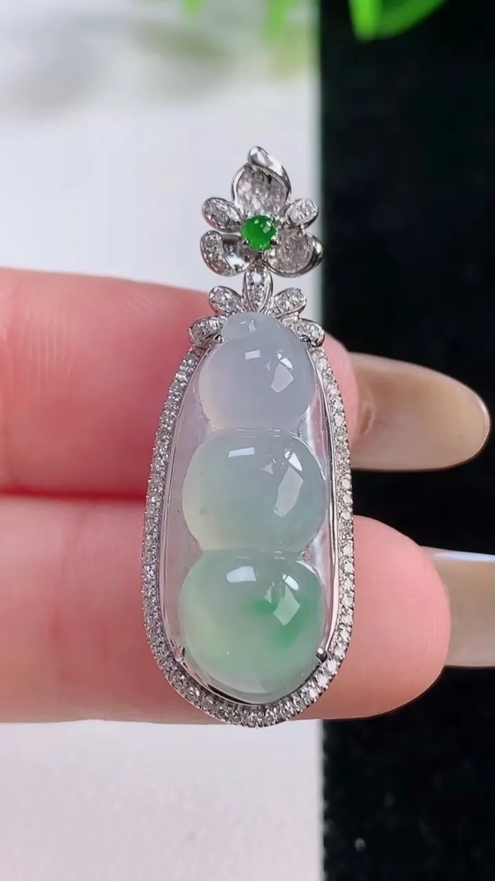 天然A货翡翠福豆吊坠，尺寸35.3-15.8-8.6，裸石22.6-9.3重量:3.89g
11月20日