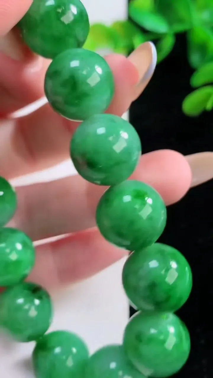 天然A货翡翠圆珠手串，尺寸14-15颗，重量:73.46g11月20日
工厂直销收藏佳品,种好水足，色泽均匀，有种有色，上手高大气！