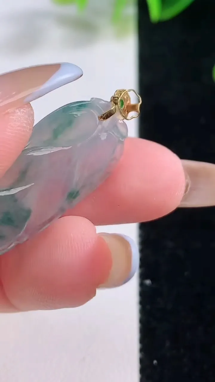 天然A货翡翠种飘花金枝玉叶叶子吊坠，尺寸30.6-15-3.7，重量:3.70g
11月20日