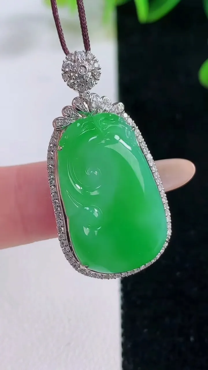 天然A货翡翠如意吊坠，尺寸36.3-18.6-7，裸石25-15重量:6.11g
11月20日