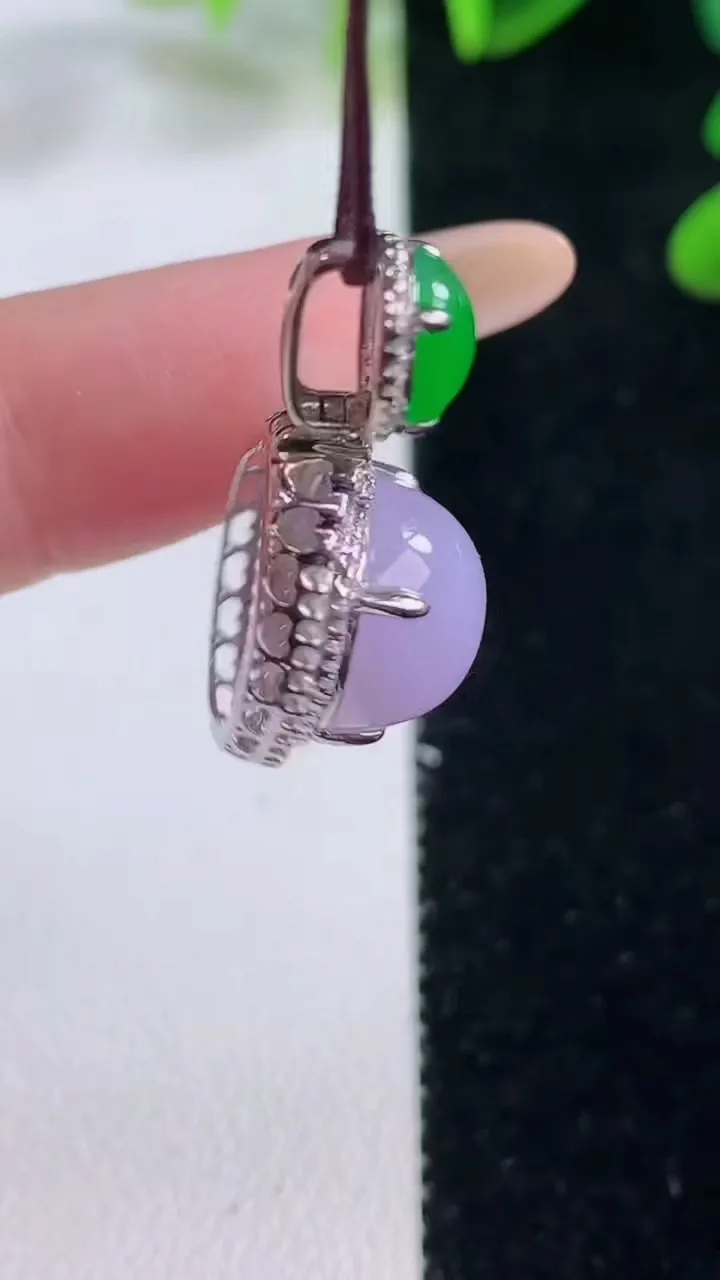 天然A货翡翠18K金紫罗兰蛋面吊坠，尺寸26.3-14-11，裸石11.5-10.5重量:3.58g
11月20日