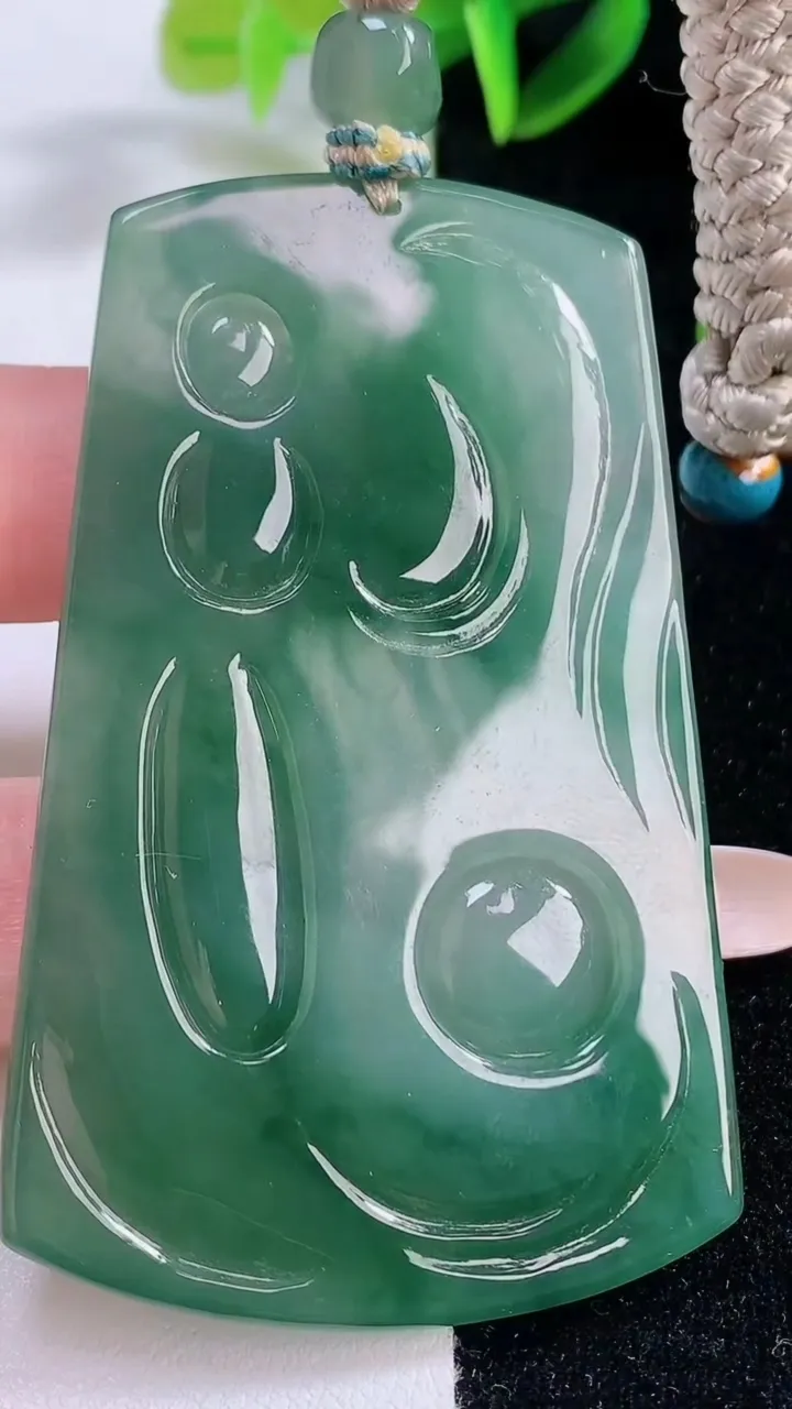 天然A货翡翠大势至菩萨吊坠，尺寸67.5-42-5.4，重量:43.07g
11月20日