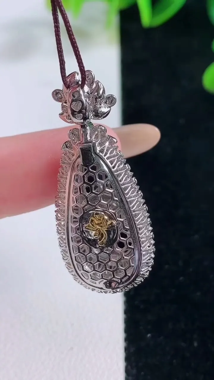 天然A货翡翠福豆吊坠，尺寸36.7-15-9.5，裸石24-11重量:5.62g
11月20日