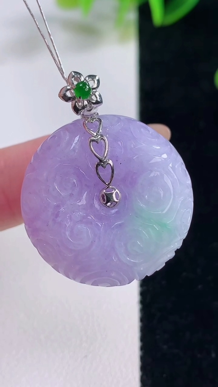 天然A货翡翠18K金春带彩紫罗兰雕花平安扣吊坠，尺寸26.4-12.3，重量:18.11g
11月20日
