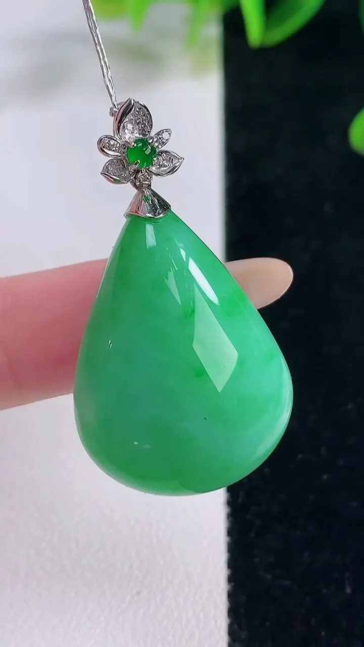 天然A货翡翠水滴吊坠，尺寸28.5-21.2-9.5，重量:10.00g
11月20日
