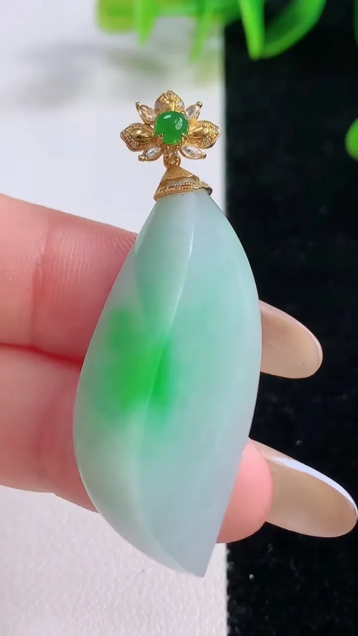 天然A货翡翠随形吊坠，尺寸40.5-17.8-11.7，重量:11.98g
11月20日