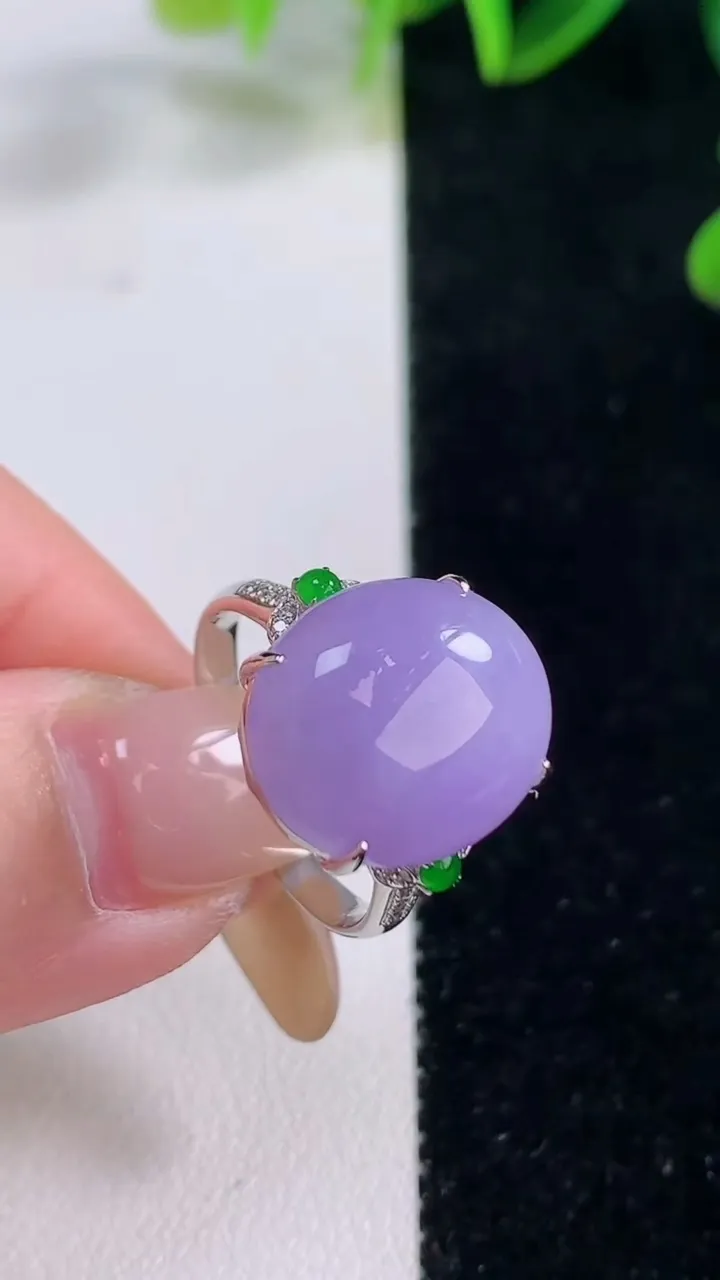 天然A货翡翠18K金紫罗兰蛋面戒指，尺寸17.8-15.4-12.8-9，重量:5.19g2025年11月20日
工厂直销收藏佳品,种好水足，色泽均匀，有种有色，上手高大气！