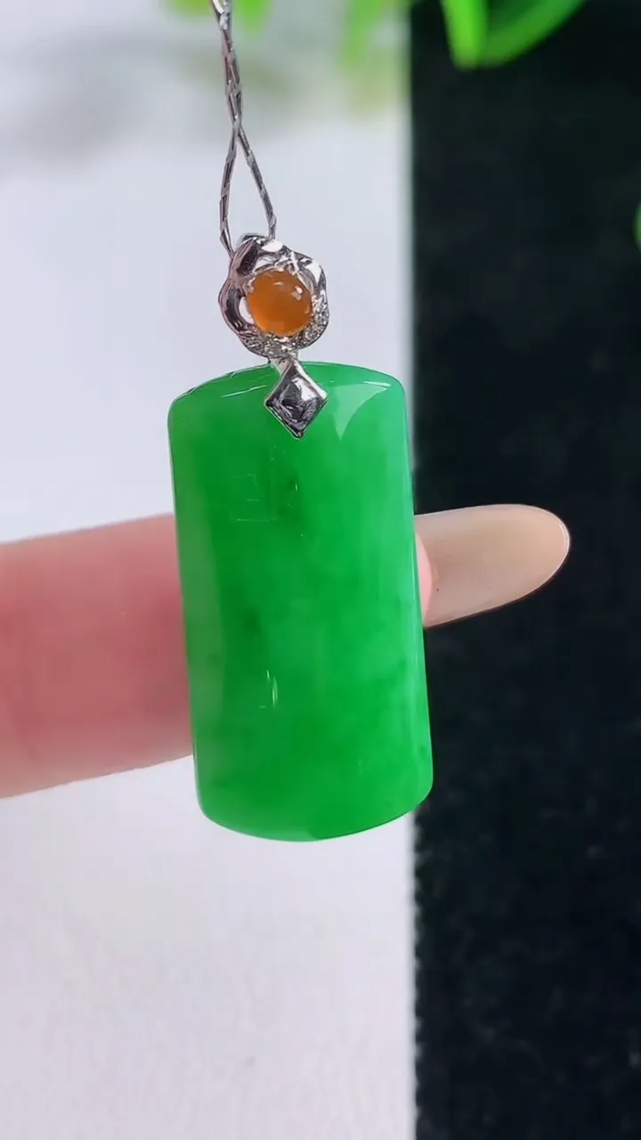 天然A货翡翠无事牌吊坠，尺寸23.7-11.7-4.7，重量:3.81g
11月20日