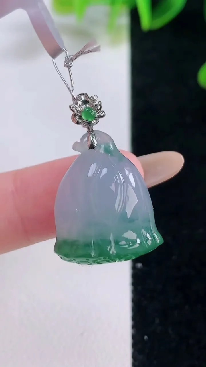 天然A货翡翠莲蓬吊坠，尺寸21.3-17.7-9.3，重量:6.35g
11月20日