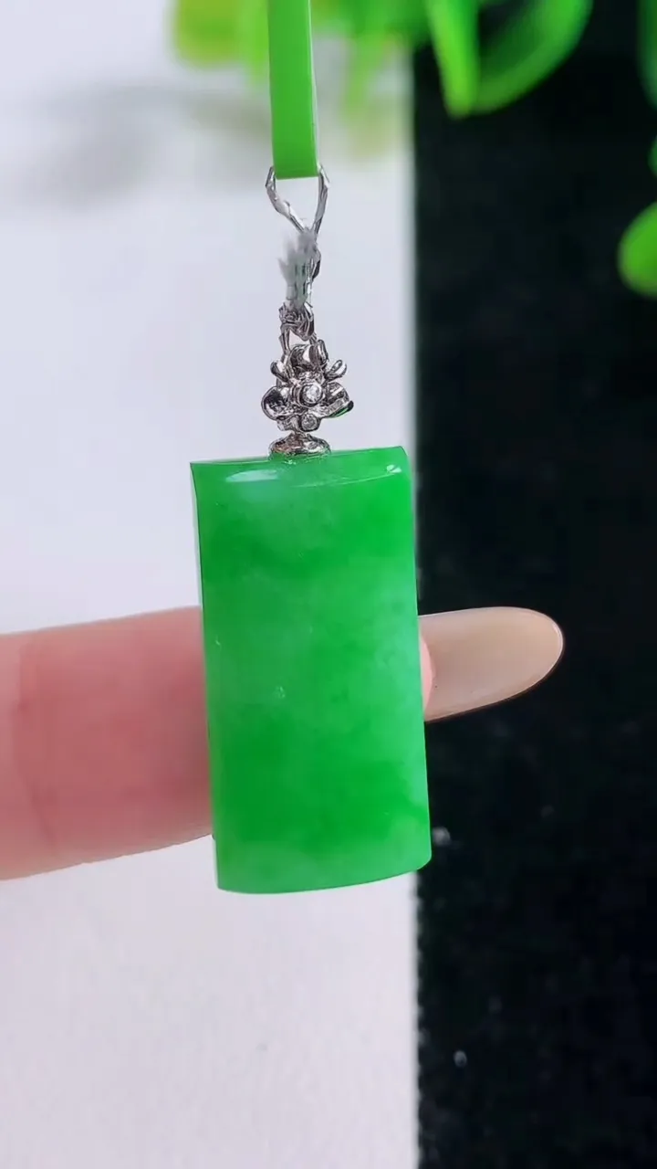 天然A货翡翠无事牌吊坠，尺寸22-11-4，重量:3.57g
11月20日