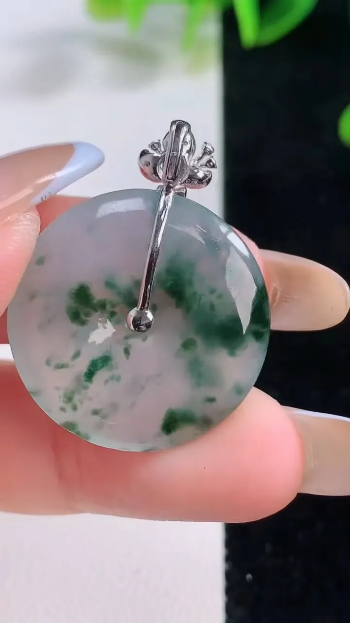 天然A货翡翠种飘花平安扣吊坠，尺寸24-4，重量:5.52g
11月20日