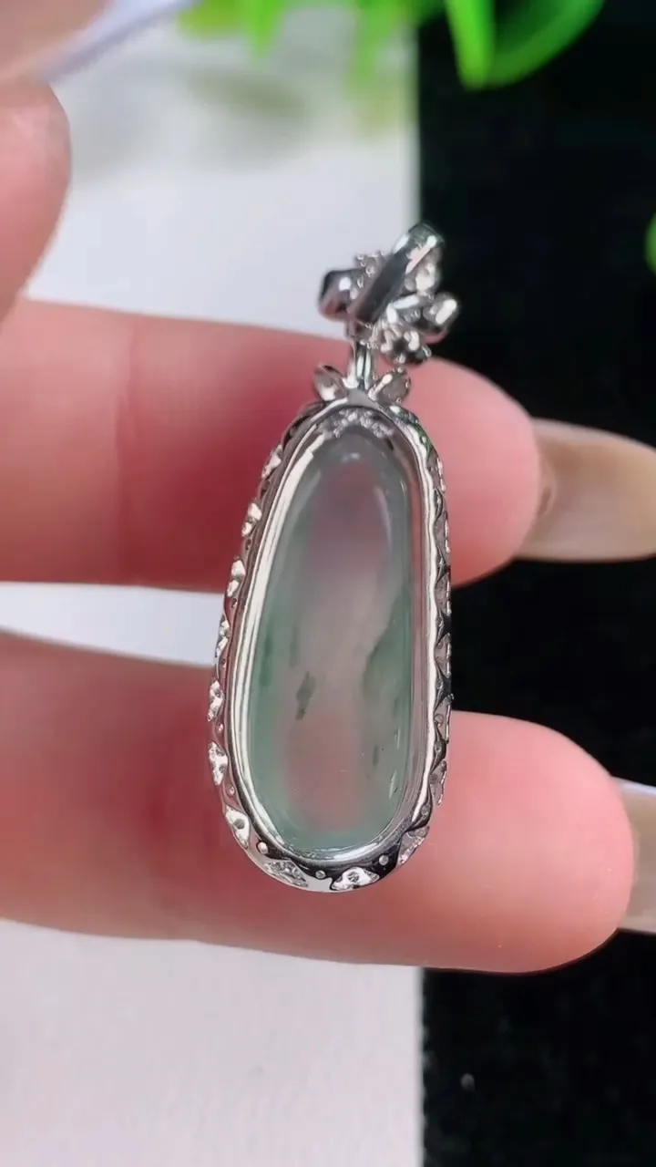 天然A货翡翠种飘花福瓜吊坠，尺寸34.6-12-8.8，裸石22.2-8.2重量:4.01g
11月20日