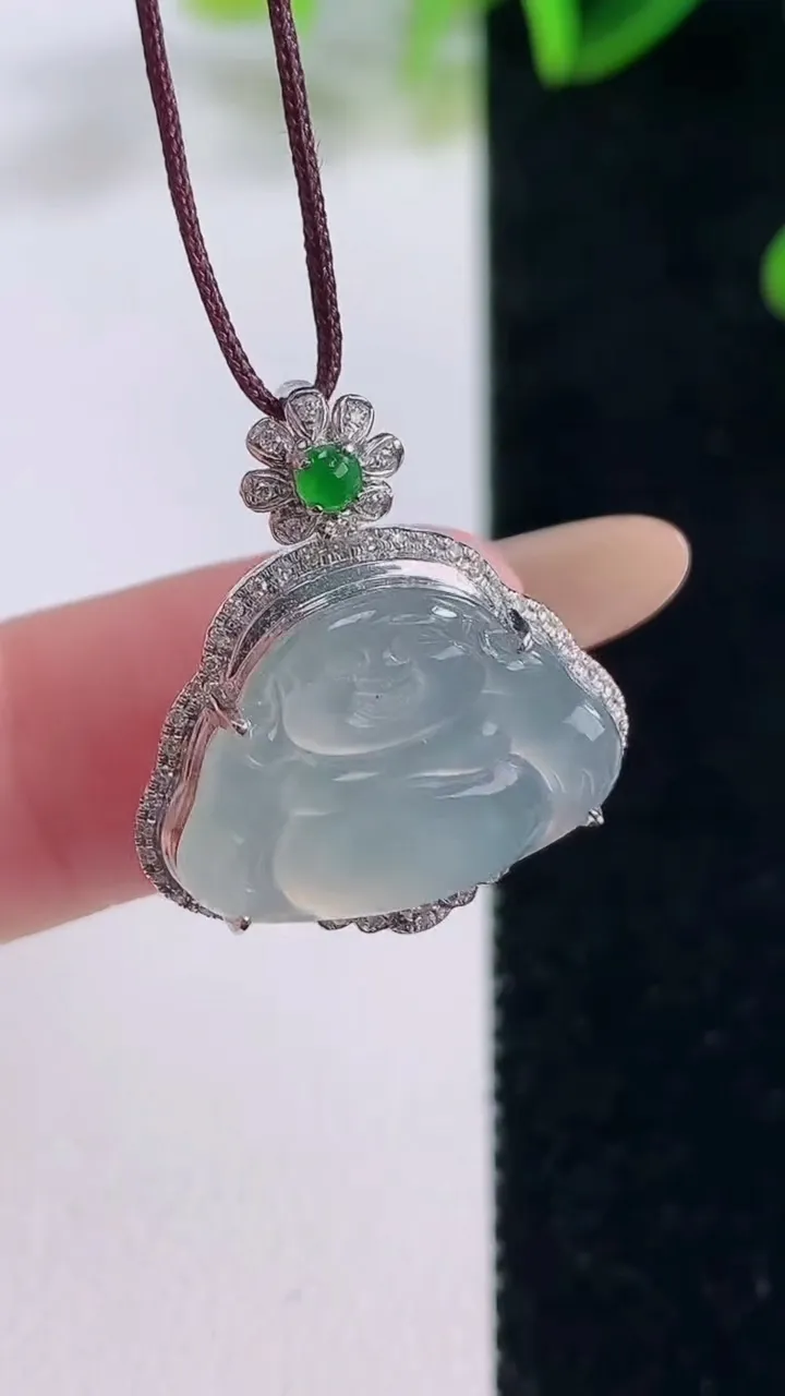 天然A货翡翠种白冰佛公吊坠，尺寸22.8-20.4-7.2，裸石12.6-17.8重量:3.42g
