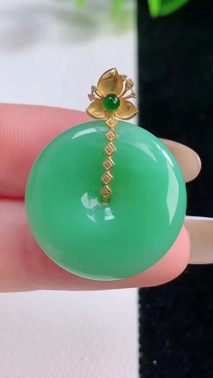 天然A货翡翠平安扣吊坠，尺寸22.5-5.6，重量:6.85g
11月20日