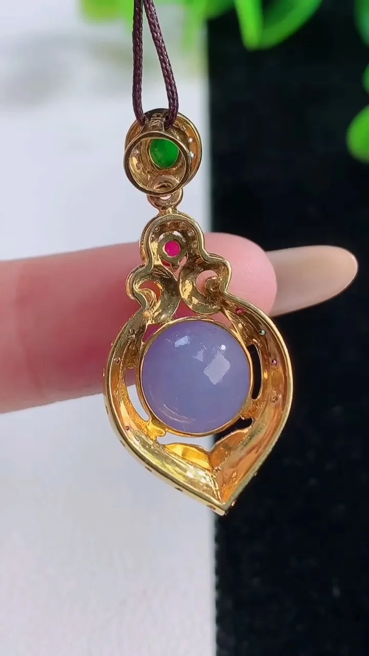 天然A货翡翠18K金紫罗兰蛋面吊坠，尺寸31.5-15.2-7.7，裸石9.6-9.5重量:4.15g
11月20日