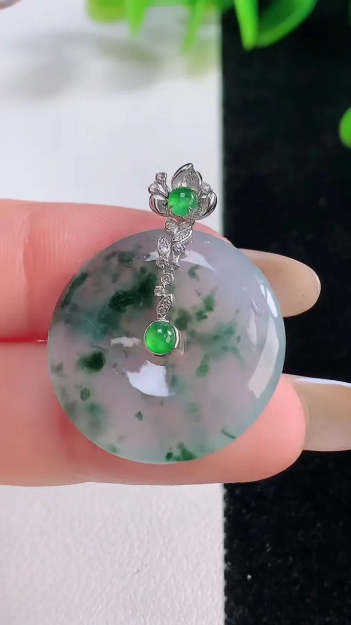 天然A货翡翠种飘花平安扣吊坠，尺寸24-4，重量:5.52g
11月20日