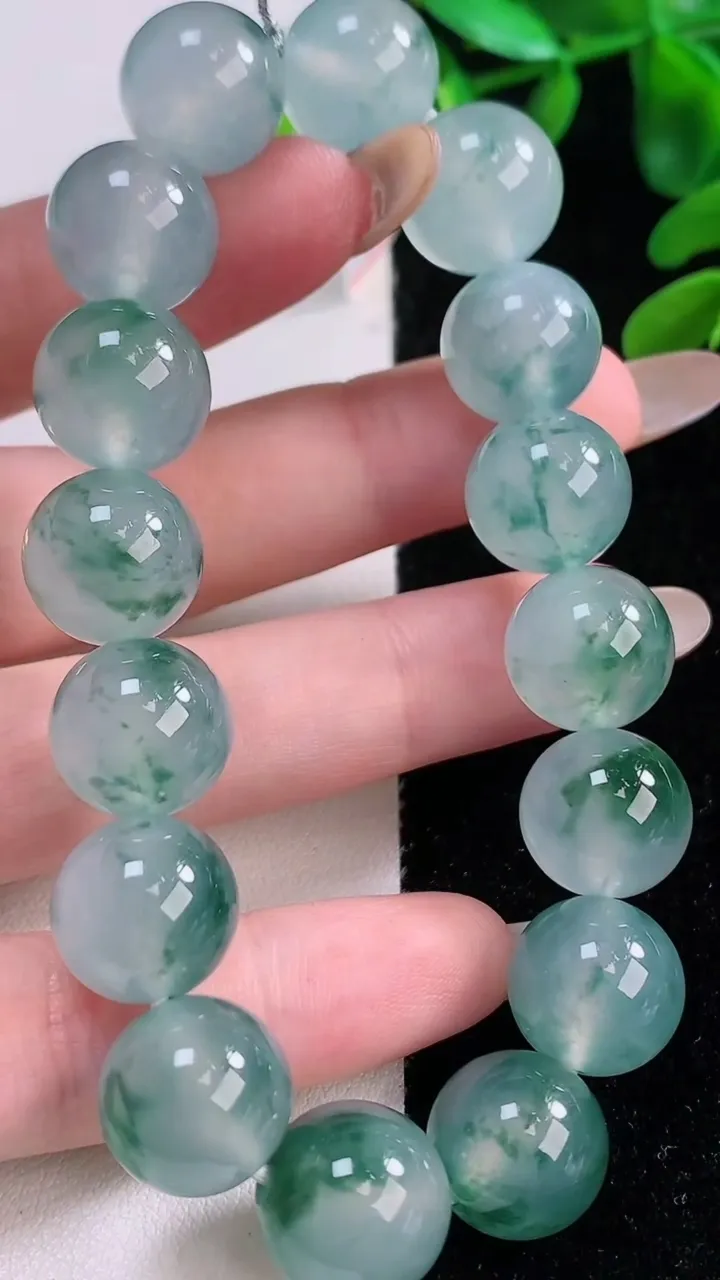 天然A货翡翠种飘花圆珠手串，尺寸12.5-16颗，重量:58.80g11月20日
工厂直销收藏佳品,种好水足，色泽均匀，有种有色，上手高大气！