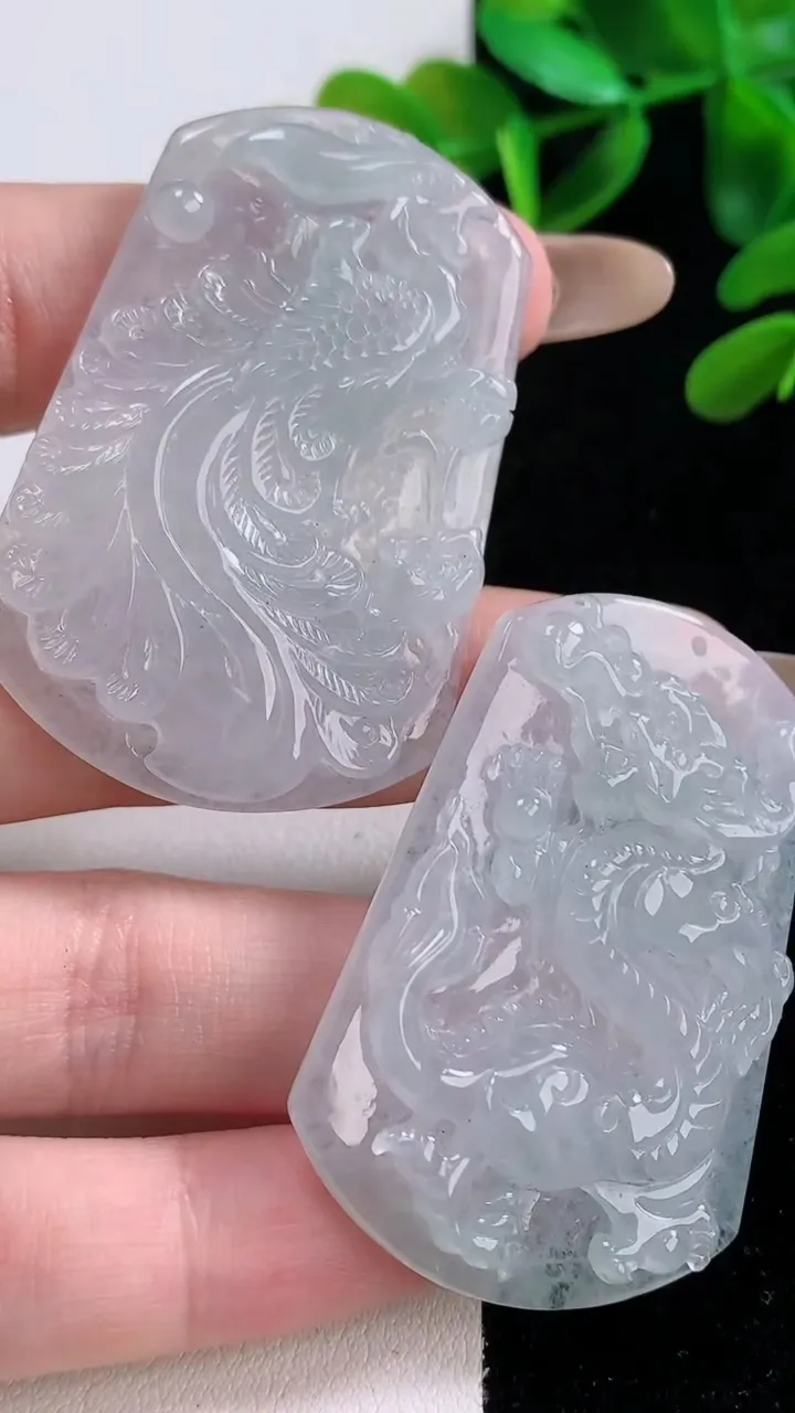 天然A货翡翠龙凤呈祥吊坠一对，尺寸47-33.4-6.2，重量:36.79g
11月20日