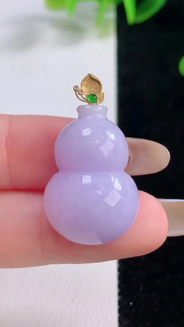 天然A货翡翠18K金紫罗兰葫芦吊坠，尺寸26-17.8-9，重量:7.40g
11月20日