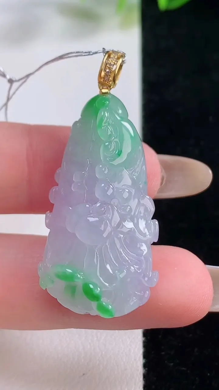 天然A货翡翠白菜吊坠，尺寸34-18.3-10.2，重量:10.92g
11月20日