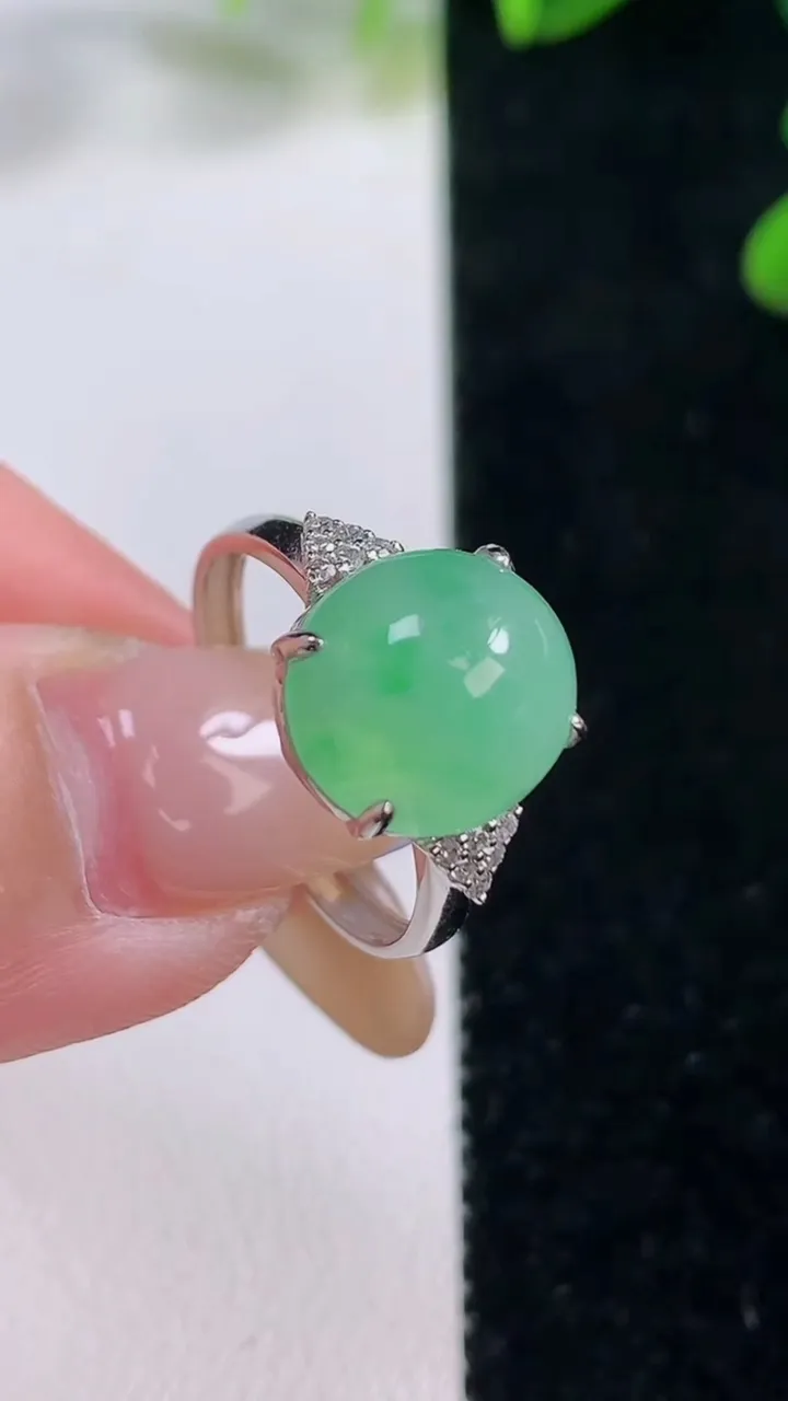 天然A货翡翠蛋面戒指，尺寸17.8-11.2-10-8.2，重量:2.64g2025年11月20日
工厂直销收藏佳品,种好水足，色泽均匀，有种有色，上手高大气！