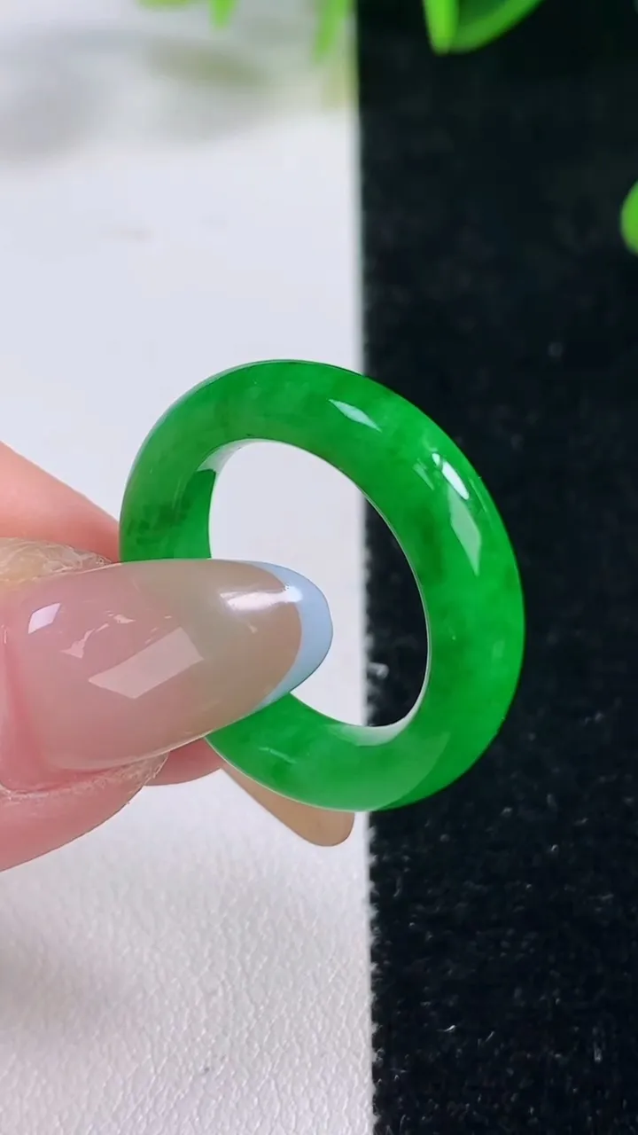 天然A货翡翠指环戒指，尺寸18-5.6-4，重量:4.92g2025年11月20日
工厂直销收藏佳品