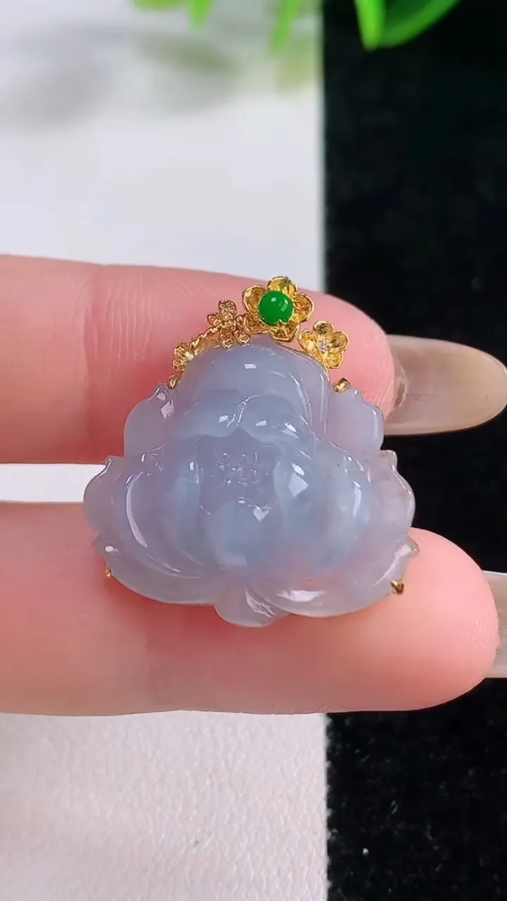 天然A货翡翠18K金紫罗兰和和美美 荷花吊坠，尺寸20-23.7-7.6，重量:4.07g
11月2