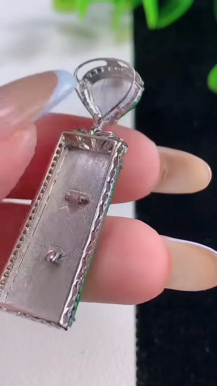 天然A货翡翠无事牌吊坠，尺寸42.2-12.6-5，裸石26.7-11.5重量:4.67g
11月20日