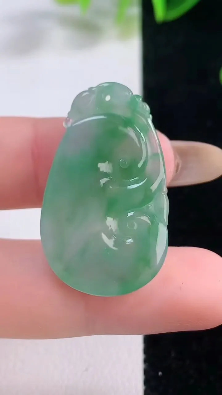 天然A货翡翠如意吊坠，尺寸33.2-19.5-4.4，重量:5.37g
11月20日