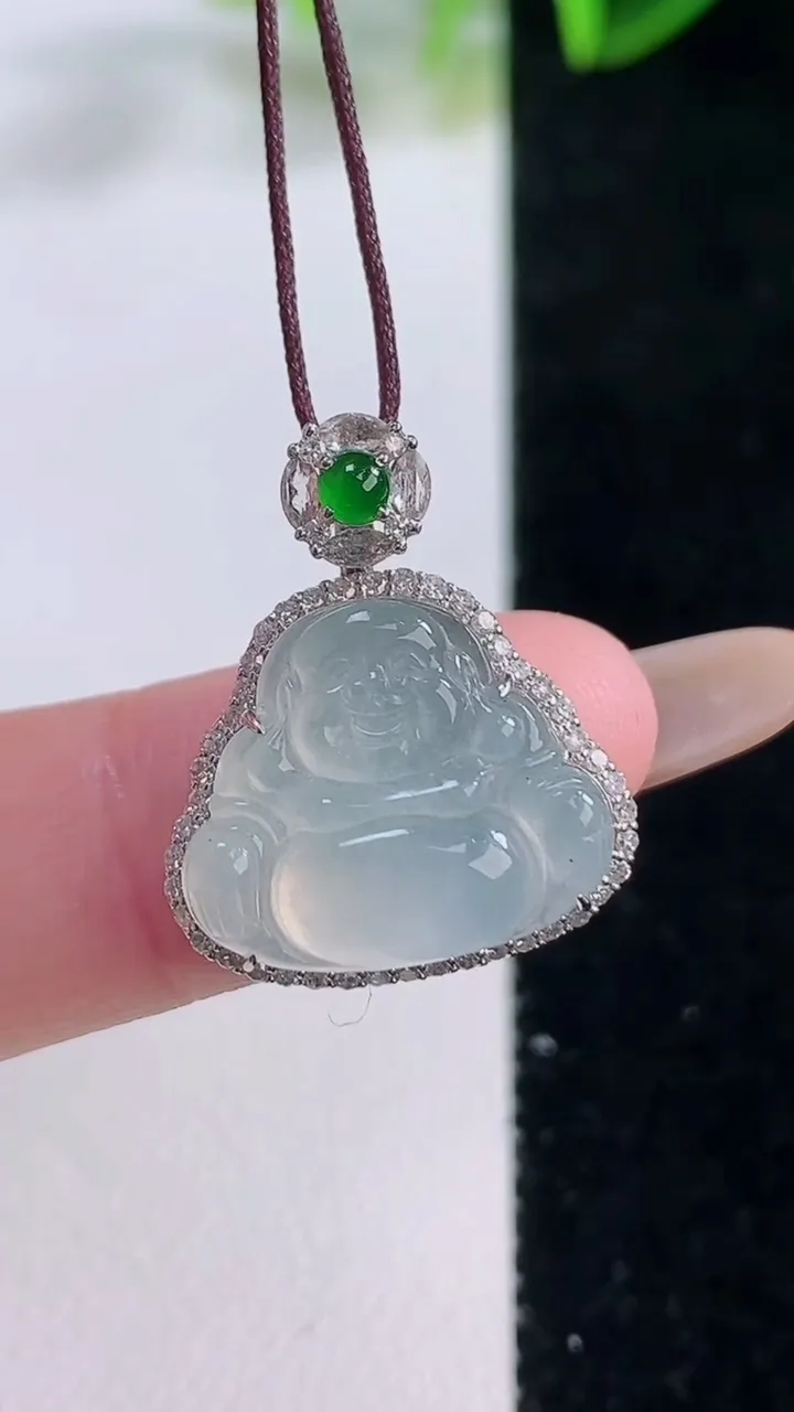 天然A货翡翠种白冰佛公吊坠，尺寸21.8-18.3-6.2，裸石13.8-16.2重量:2.90g
11月20日