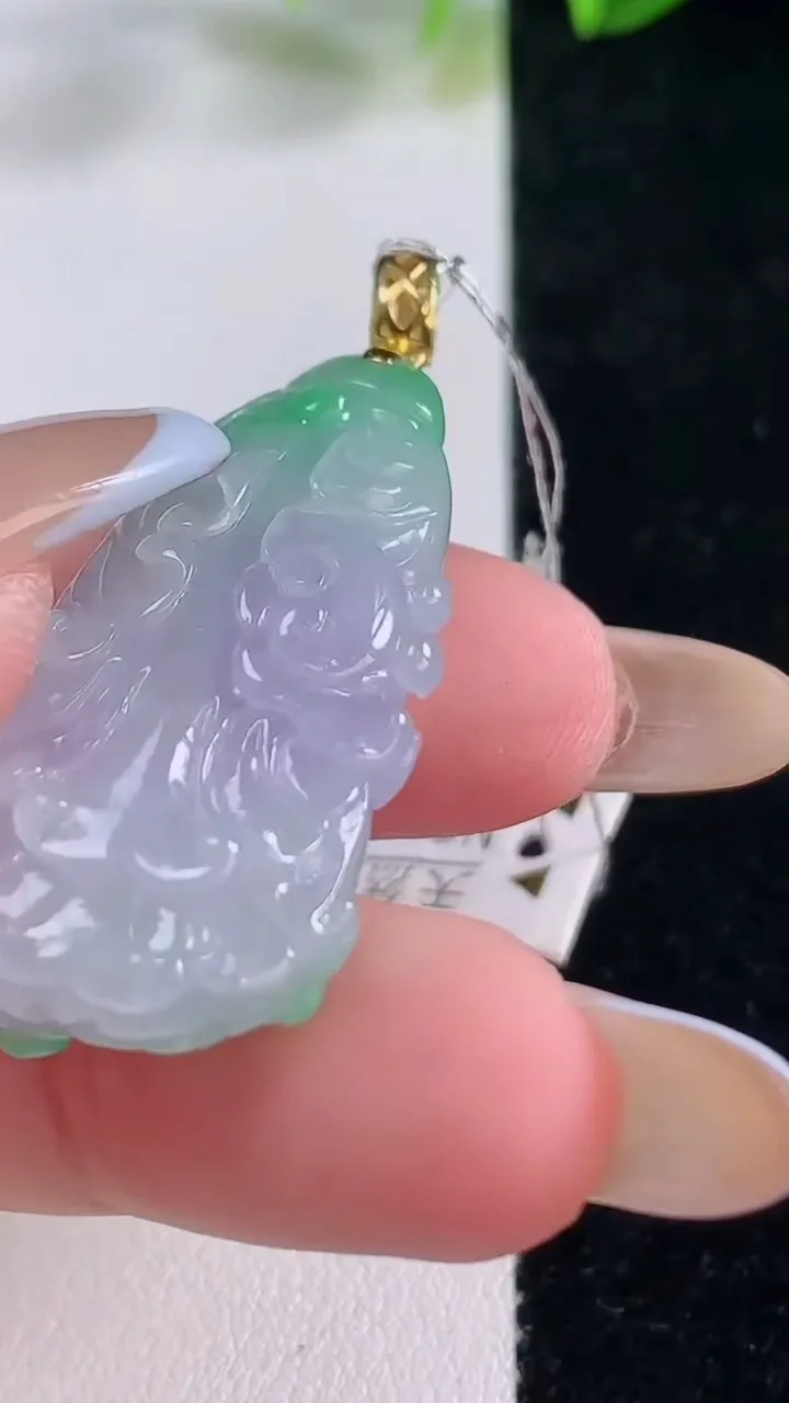 天然A货翡翠白菜吊坠，尺寸34-18.3-10.2，重量:10.92g
11月20日