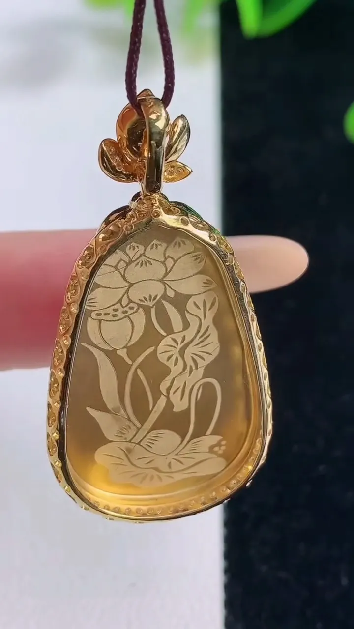 天然A货翡翠如意吊坠，尺寸37.3-20.2-6.6，裸石26-16.7重量:5.62g
11月20日