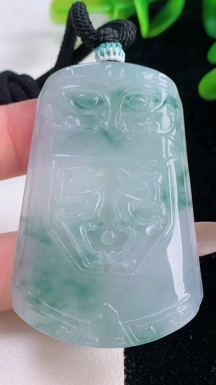 天然A货翡翠种飘花仿古无事牌吊坠，尺寸56-38.4-6.2，重量:36.09g
11月20日