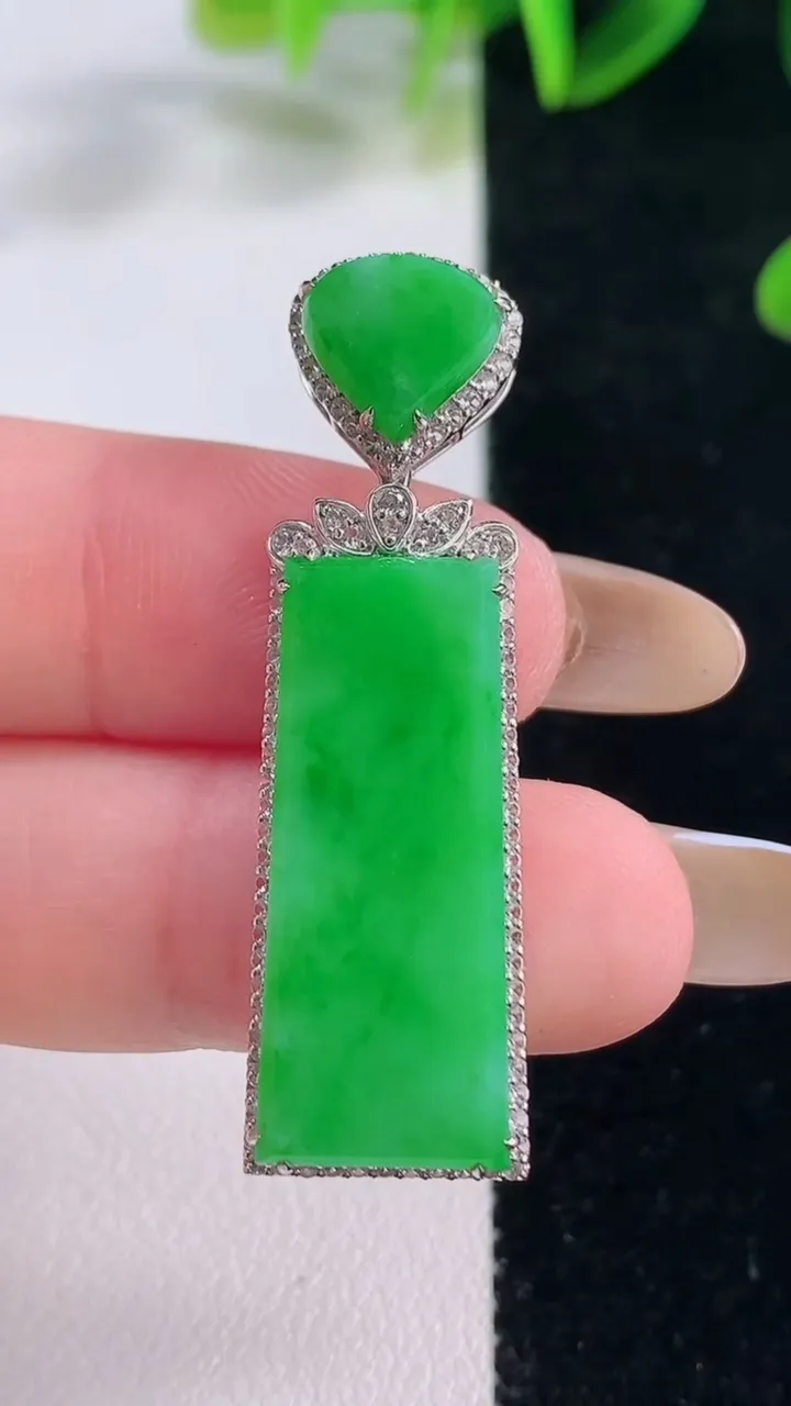 天然A货翡翠无事牌吊坠，尺寸42.2-12.6-5，裸石26.7-11.5重量:4.67g
11月20日