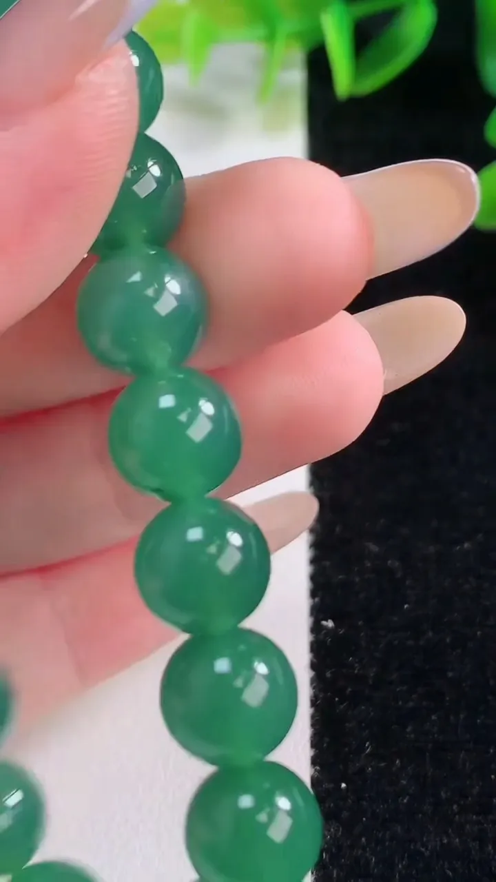 天然A货翡翠圆珠手串，尺寸9.7-19颗，重量:31.29g11月20日
工厂直销收藏佳品,种好水足，色泽均匀，有种有色，上手高大气！