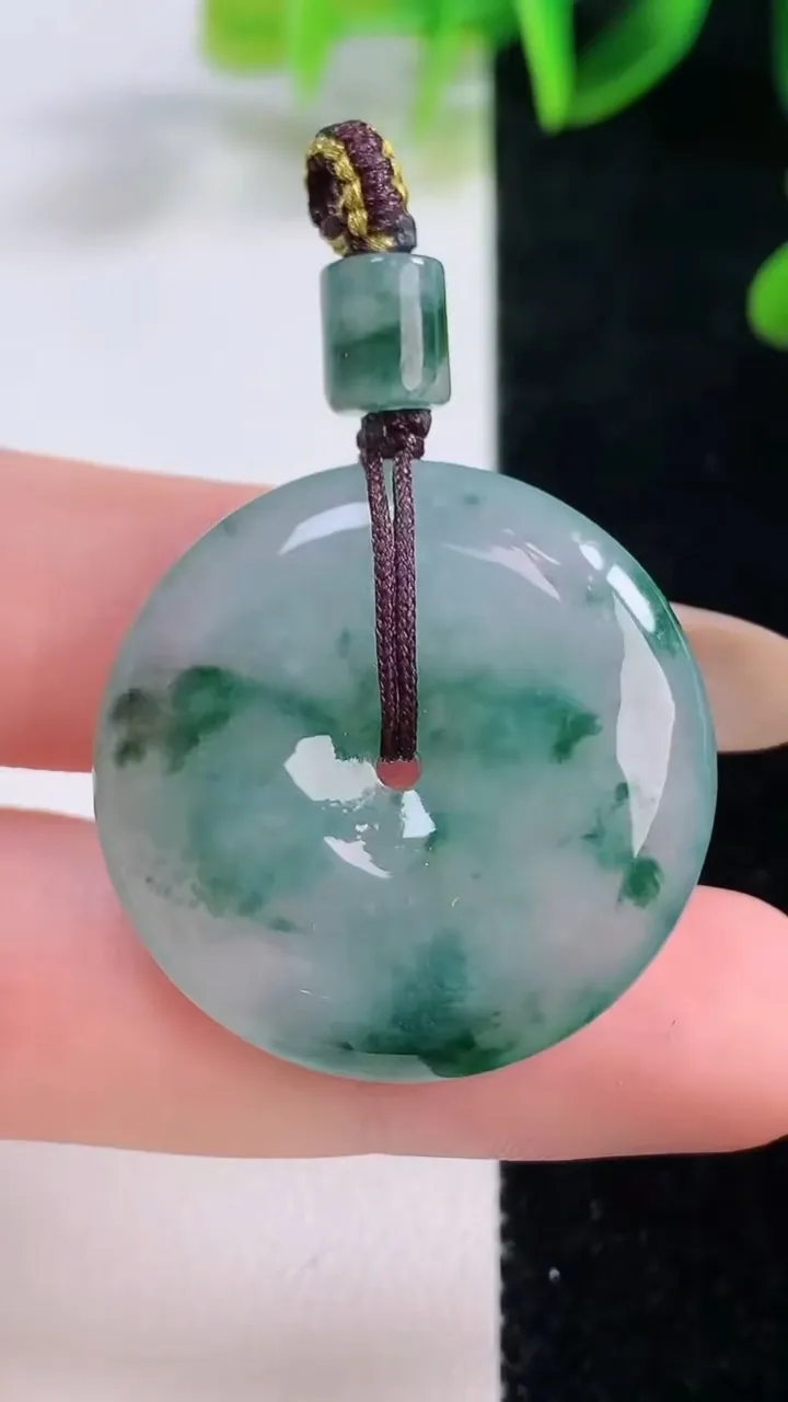 天然A货翡翠冰种飘花平安扣吊坠，尺寸29.6-6.8，重量:13.65g
11月20日