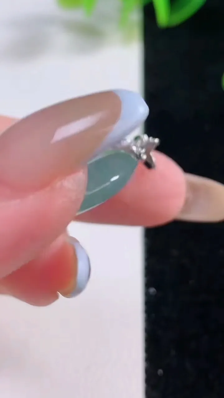 天然A货翡翠种飘花平安扣吊坠，尺寸22.8-5.8，重量:6.76g
11月20日