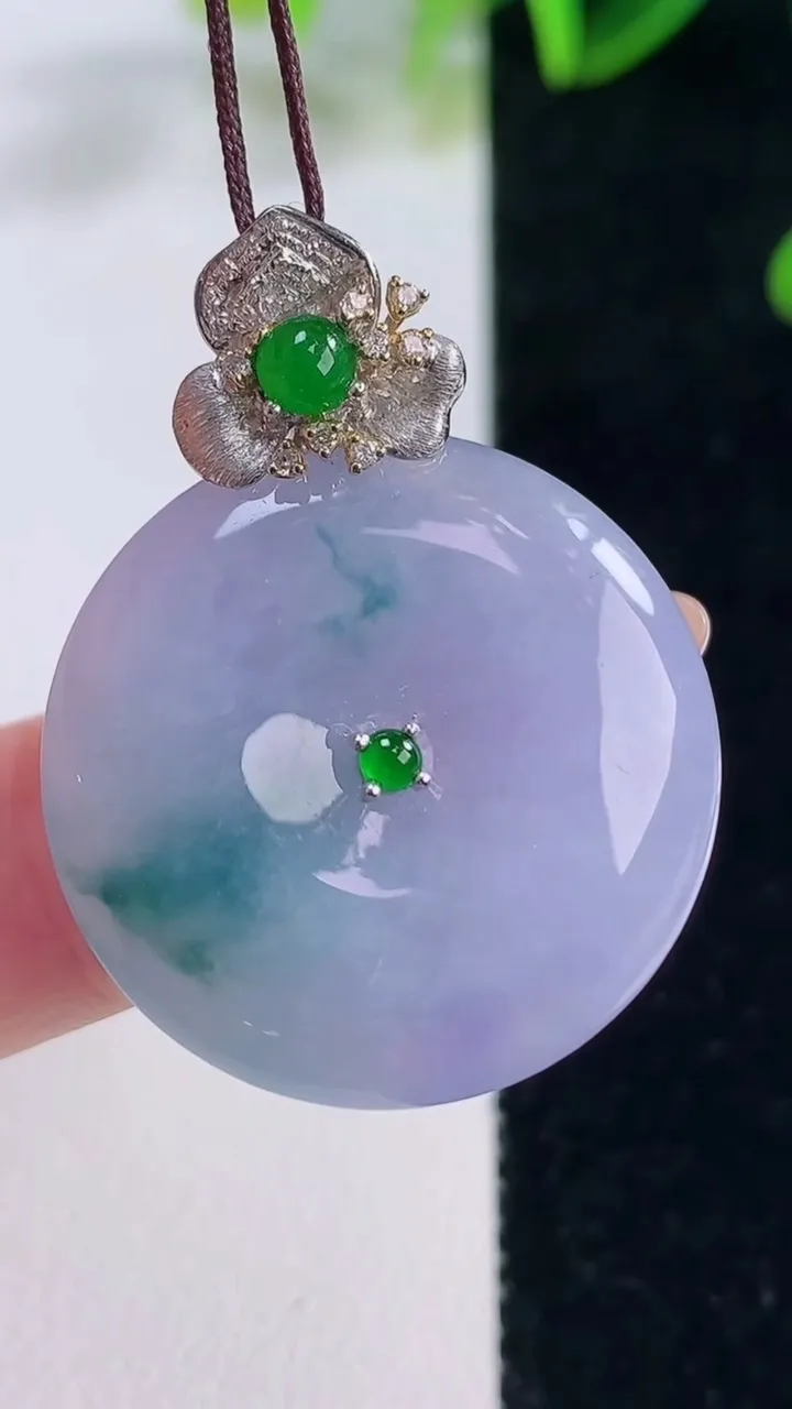 天然A货翡翠18K金紫罗兰飘花平安扣吊坠，尺寸26.4-5.4，重量:9.64g
11月20日