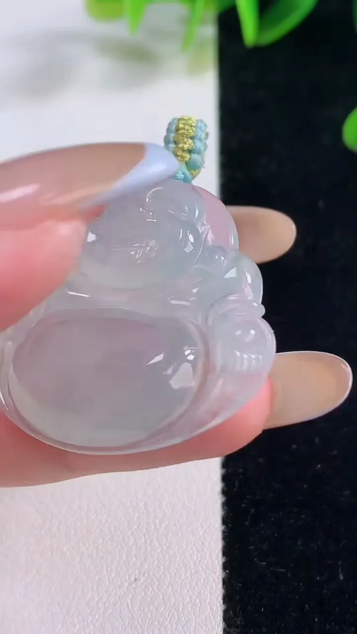 天然A货翡翠种白冰佛公吊坠，尺寸32.7-36.2-6.2，重量:10.78g
11月20日