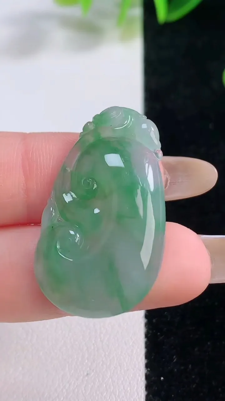 天然A货翡翠如意吊坠，尺寸33.2-19.5-4.4，重量:5.37g
11月20日