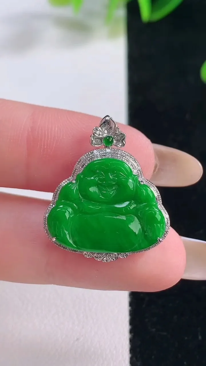 天然A货翡翠佛公吊坠，尺寸24.6-21.4-5.5，裸石15.6-19重量:2.46g
11月20