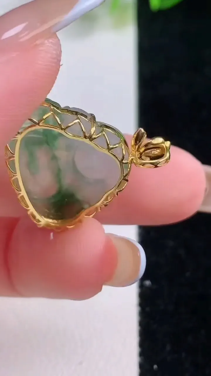 天然A货翡翠种飘花佛公吊坠，尺寸17.7-22.8-5.8，重量:3.19g
11月20日