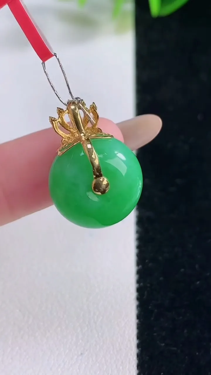 天然A货翡翠平安扣吊坠，尺寸15.2-9.6，重量:5.65g
11月20日
