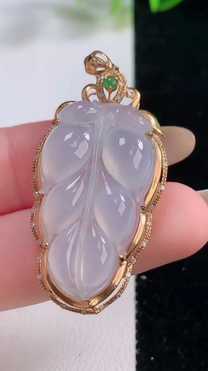 天然A货翡翠种白冰金枝玉叶 叶子吊坠，尺寸44.2-21-9.6，裸石31-17.7重量:6.20g