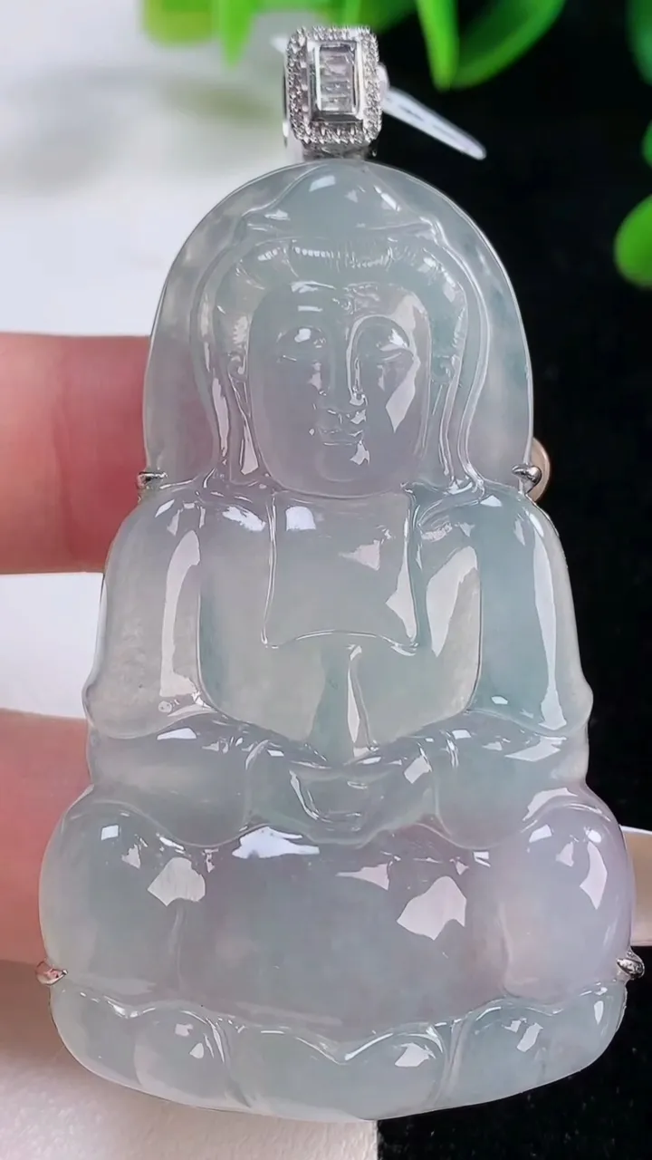 天然A货翡翠种白冰观音菩萨吊坠，尺寸57.8-35.6-8，重量:22.27g
11月20日