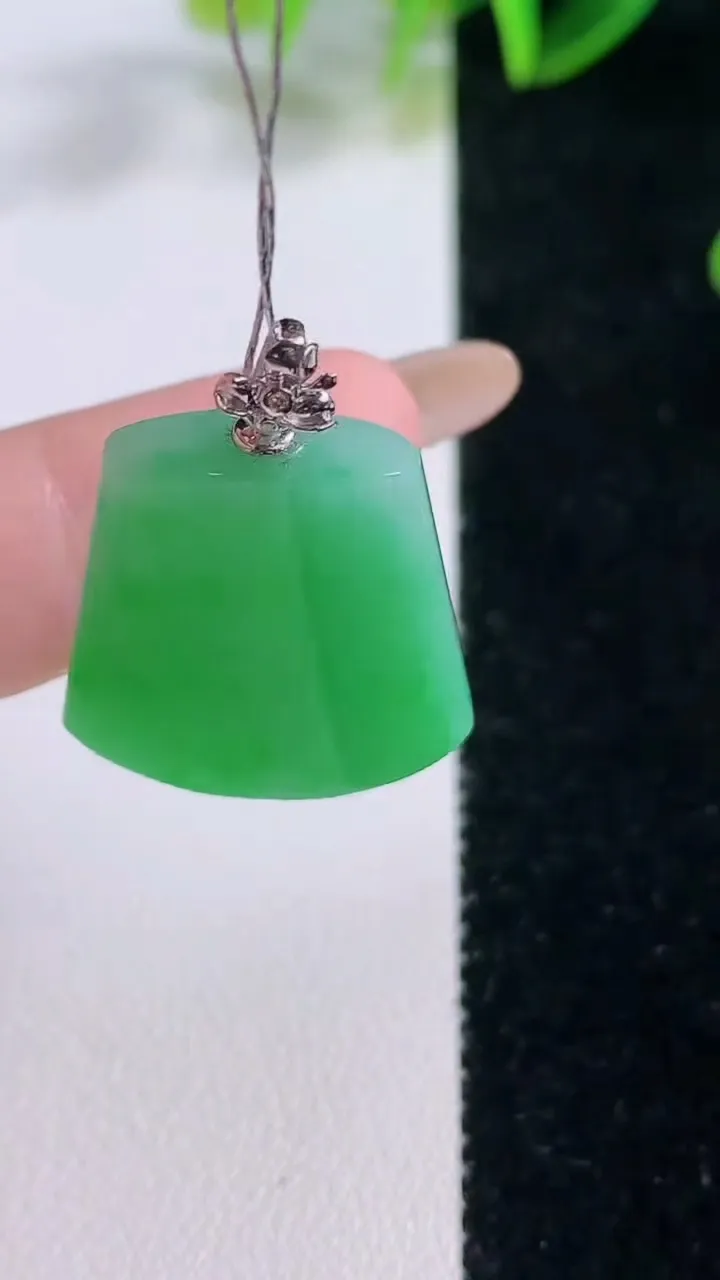 天然A货翡翠无事牌吊坠，尺寸23.2-21.5-5.5，重量:6.55g
11月20日