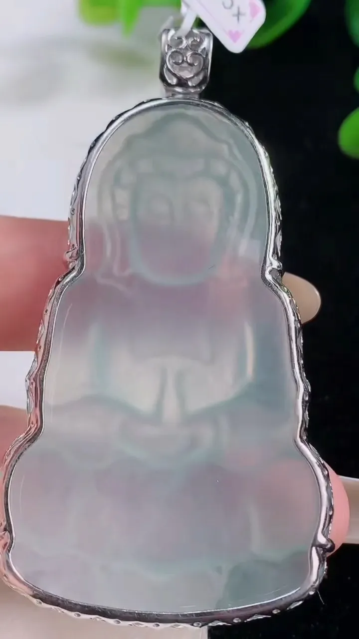 天然A货翡翠种白冰观音菩萨吊坠，尺寸57.8-35.6-8，重量:22.27g
11月20日