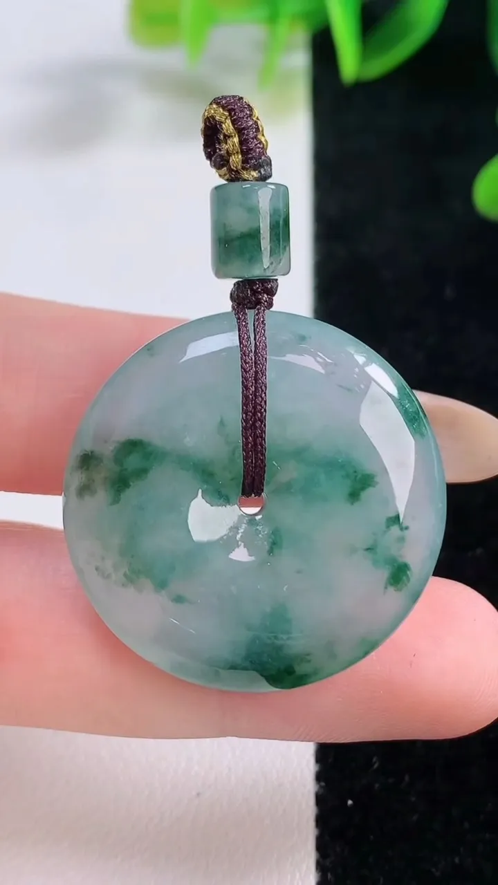 天然A货翡翠冰种飘花平安扣吊坠，尺寸29.6-6.8，重量:13.65g
11月20日