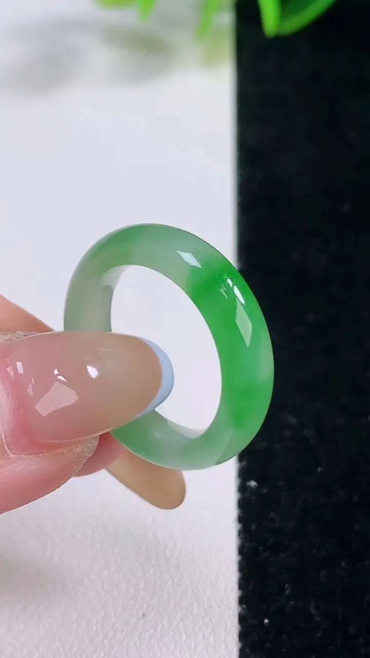 天然A货翡翠指环戒指，尺寸17.5-5-3，重量:3.82g2025年11月20日
工厂直销收藏佳品,种好水足，色泽均匀，有种有色，上手高大气！