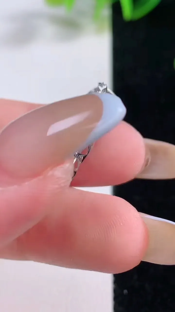 天然A货翡翠种飘花葫芦吊坠，尺寸27-19.7-10.7-8.6，重量:3.30g
11月20日